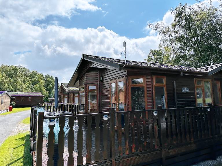 Cottage with yard — photo 2