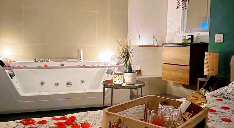 Apartment with jacuzzi — photo 2