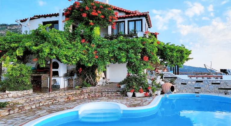 Fully equipped villa with grill, patio & private pool | Pets allowed in Skiathos