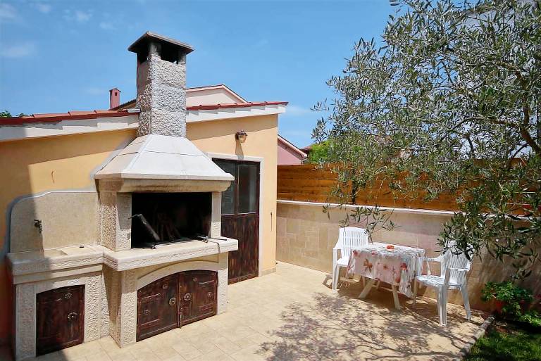 Holiday apartment with patio, BBQ & yard — photo 4