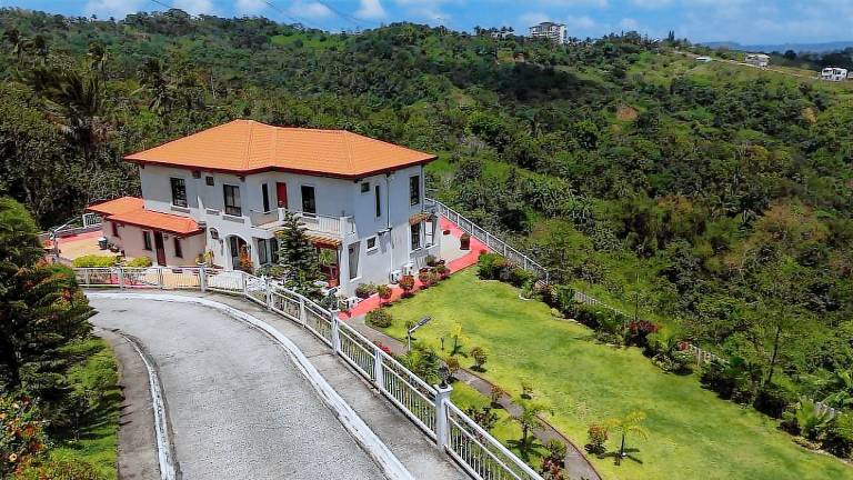 Spacious house with yard, jacuzzi & pool | Suitable for remote work | Pet-friendly in Lemery