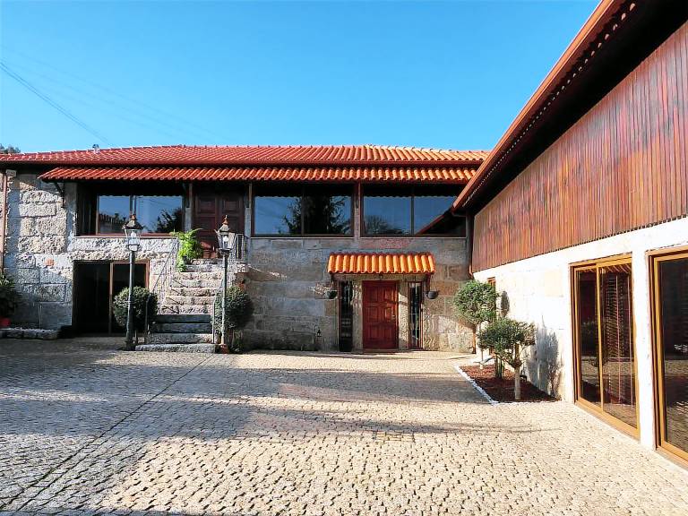 Bergui Hostel in Guimarães
