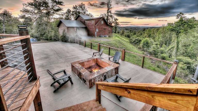 Log-Off Lodge - Pet Friendly Outdoor Fireplace Hot Tub — photo 2