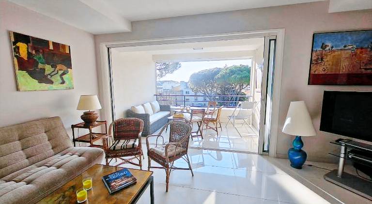 Rental apartment with patio — photo 2