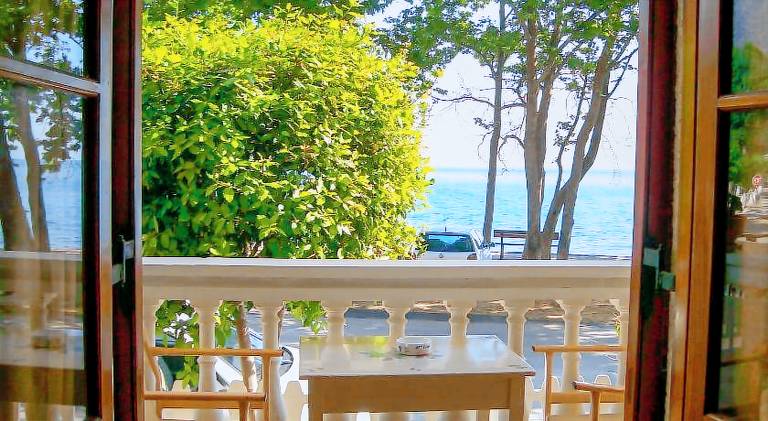 Holiday apartment with garden & terrace | Beach nearby | Pets are welcome in Kefalonia