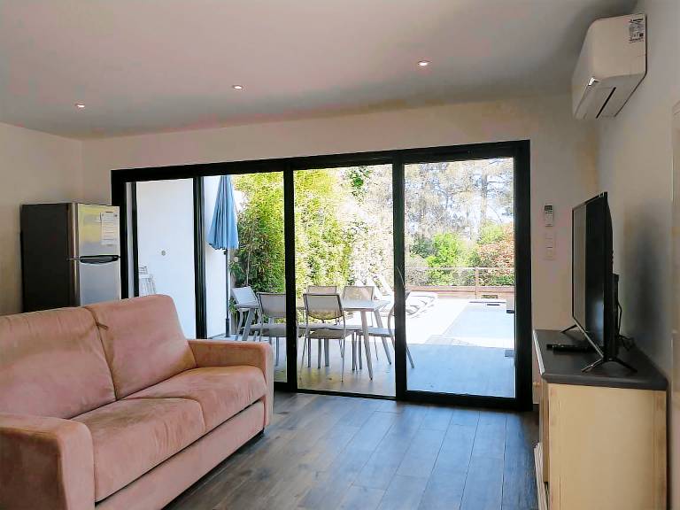 Holiday apartment with patio, private pool & yard | Sea view — photo 4