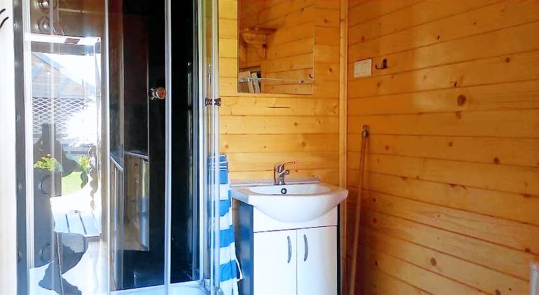 Lodge with barbeque, yard & terrace — photo 2