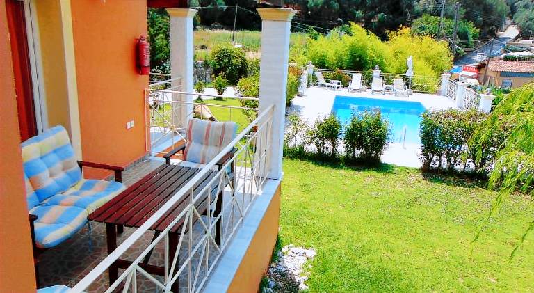 Fully equipped villa with hot tub, patio & grill | Perfect for remote work | Pets are welcome — photo 3