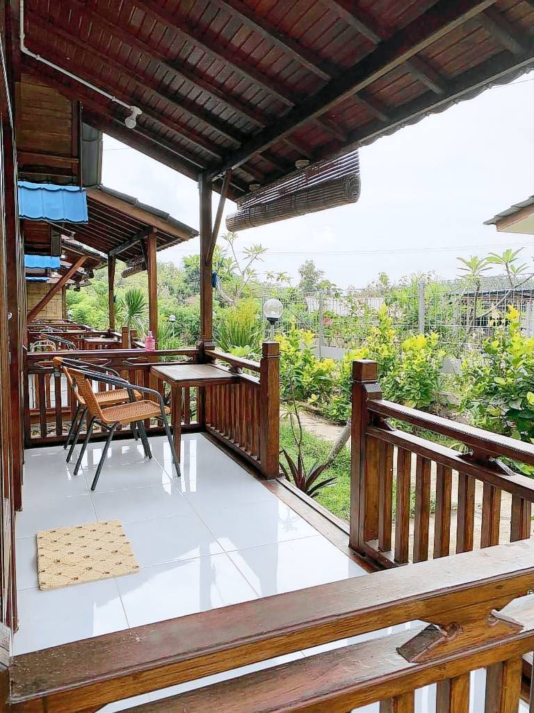 Bungalow with pool, yard & patio | Pets allowed — photo 5