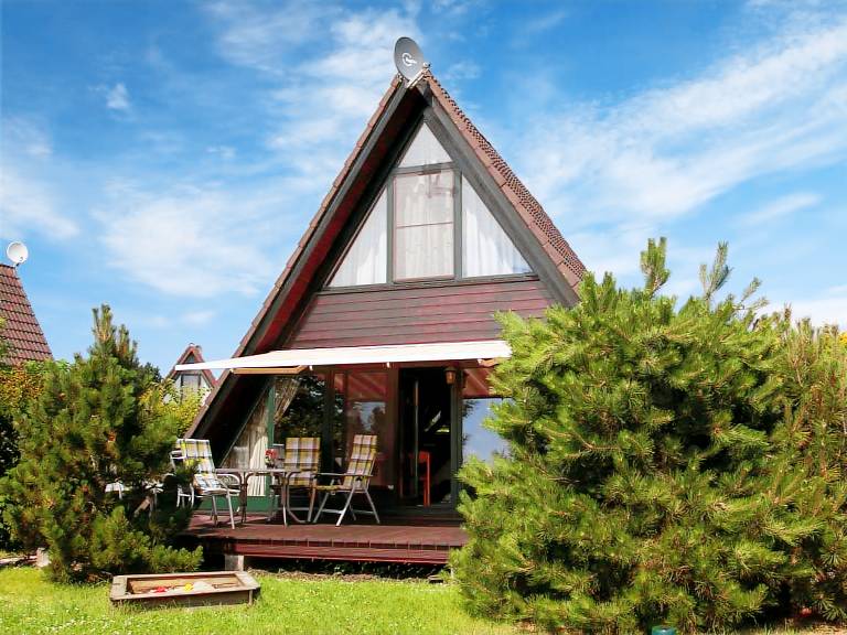 Vacation home with terrace & yard | Pet-friendly — photo 3