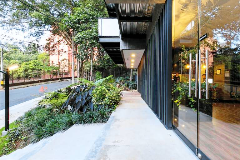 Serviced apartment with sauna, yard & pool | Close to Lleras Park | Perfect for remote work | Pets are welcome — photo 5