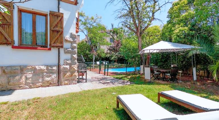 Villa with pool — photo 4