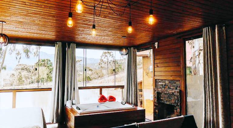 Lodge with hot tub & garden in Urubici