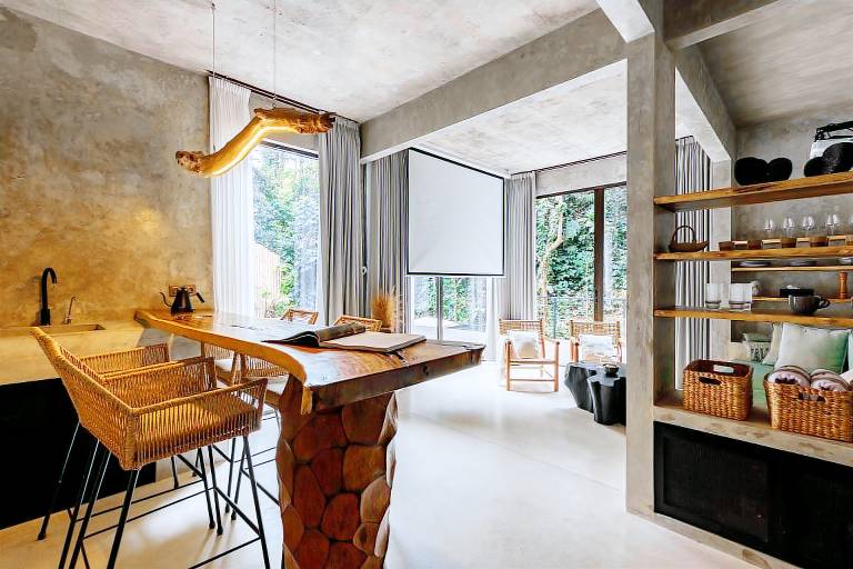 Child-friendly villa with hot tub, garden & patio | Suitable for remote work | Pets allowed — photo 3