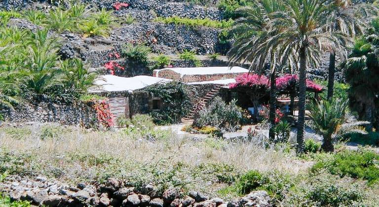 Vacation home with jacuzzi & pool in Pantelleria