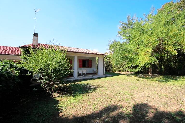 Villa with yard & barbeque — photo 2