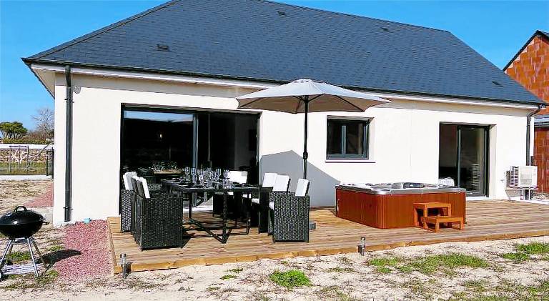 Villa with hot tub & sauna in Coutances