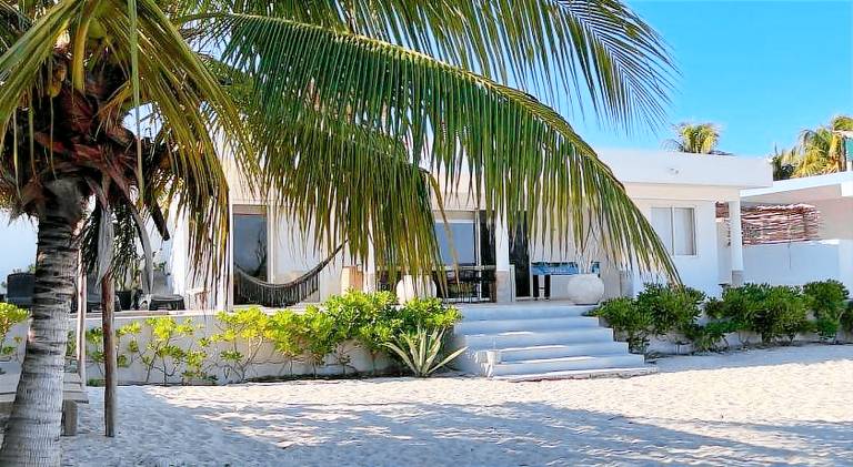 Vacation home with pool — photo 4