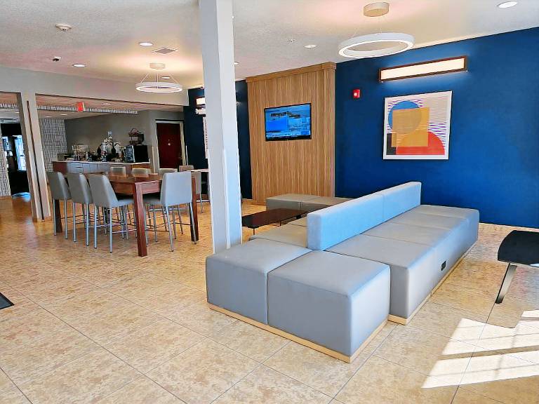 Microtel Inn & Suites by Wyndham Council Bluffs — photo 2