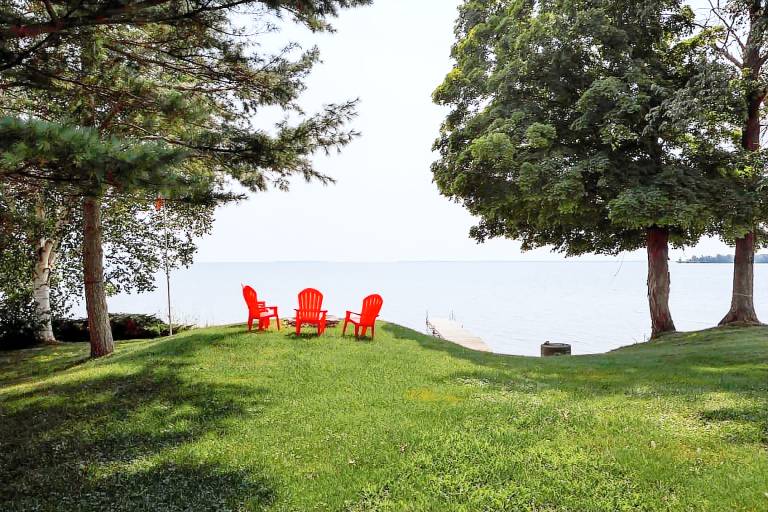 Lakefront Cottage with Private Dock and Luminous Minimalist Interior in Tennessee — photo 5