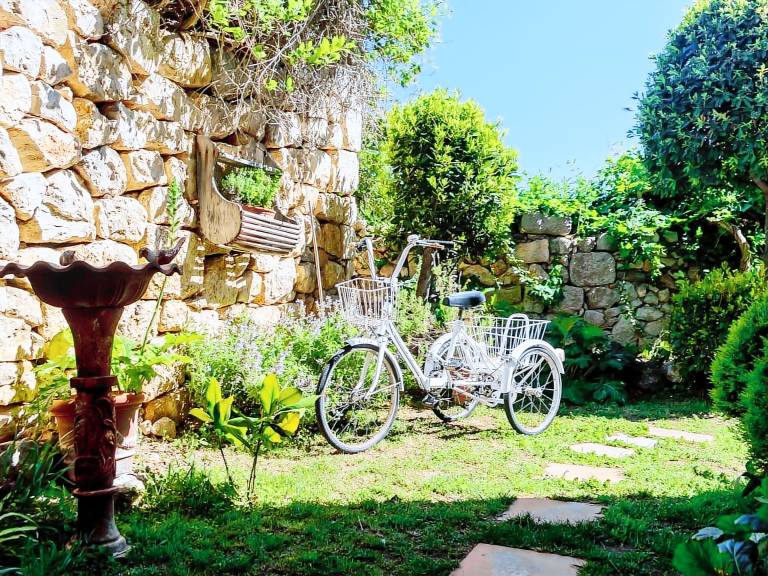 Villa with yard — photo 2