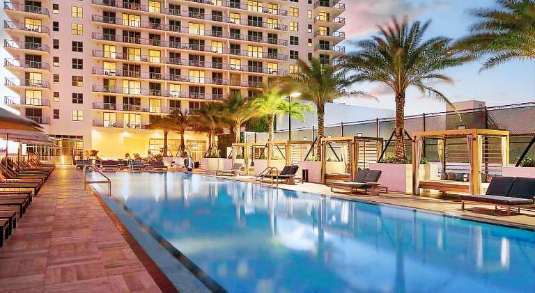 Ample rental apartment with pool | Beach nearby | Pet-friendly in Aventura, FL