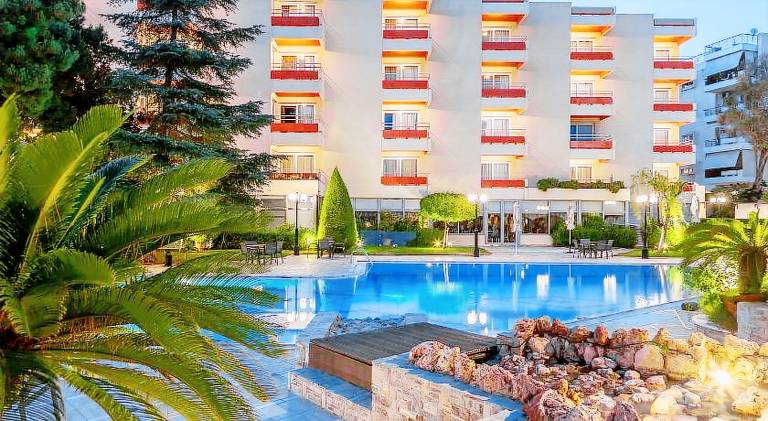 Child-friendly serviced apartment with terrace, hot tub & pool | Beach nearby | Pets allowed — photo 2