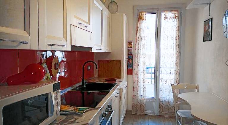 Grand F2 60mq centre Antibes, proche plages, commerces, 2 balcons, parking, train, bus, deco vintage — photo 3