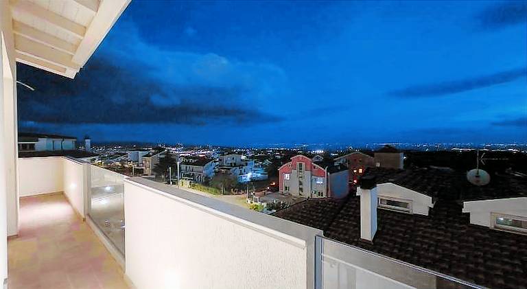 Rental apartment with patio — photo 3