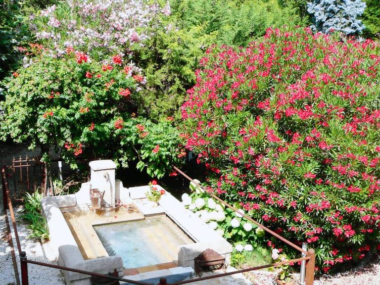 Gite with grill, hot tub & patio — photo 4
