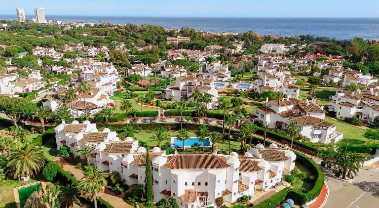 2 storey townhouse with large terrace garden, BBQ and close to the beach, in Elviria, Marbella — photo 5
