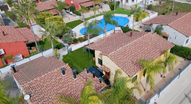 House with pool — photo 5