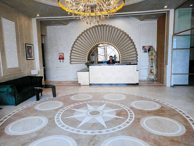 Luxera Hotel - Adjacent to Arjangarh Metro Station — photo 4