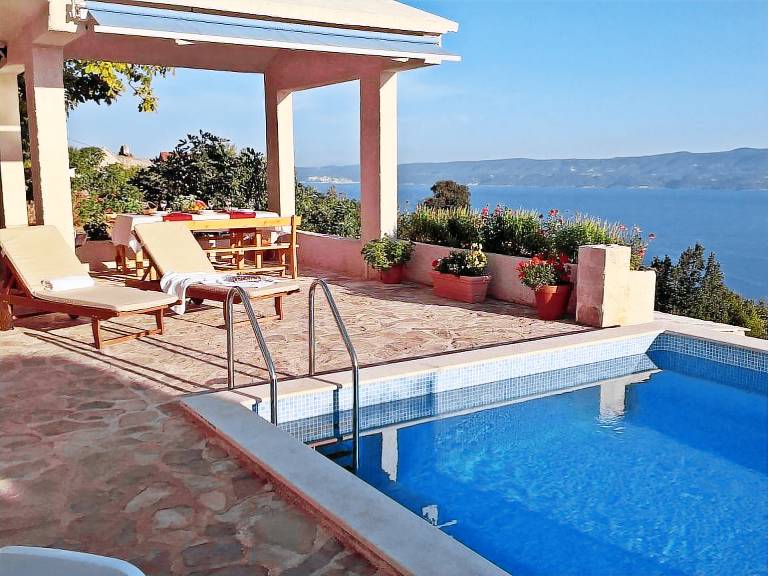 Vacation home with private pool, terrace & grill — photo 4