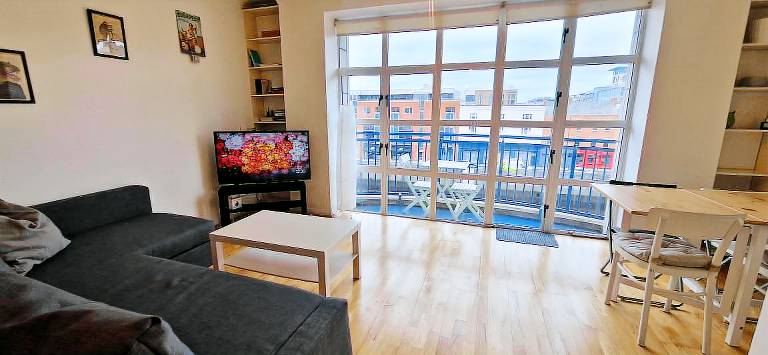 Cozy & Modern Apartment with Scenic Bridge Views