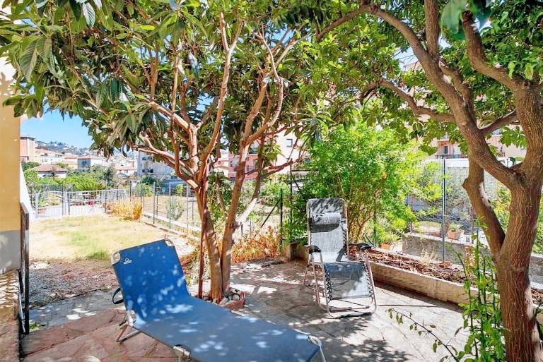 Apartment with yard & patio — photo 3