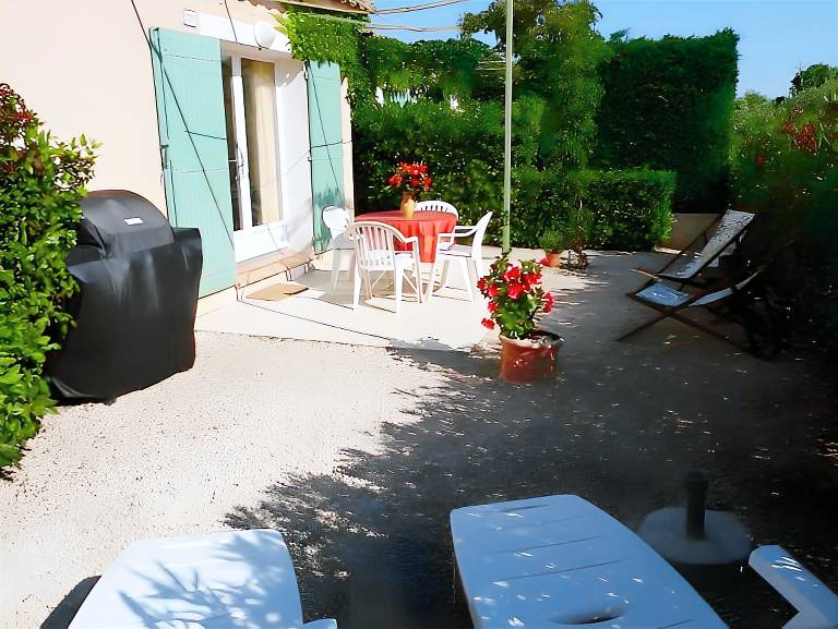 Charming Mazet in Secure Residence with Pool near Alpilles and Town Center — photo 3