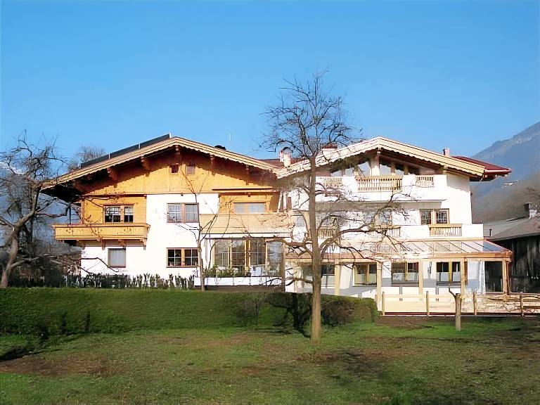 Holiday apartment with patio, BBQ & yard in Mayrhofen