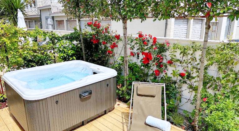 Vacation home with hot tub — photo 3
