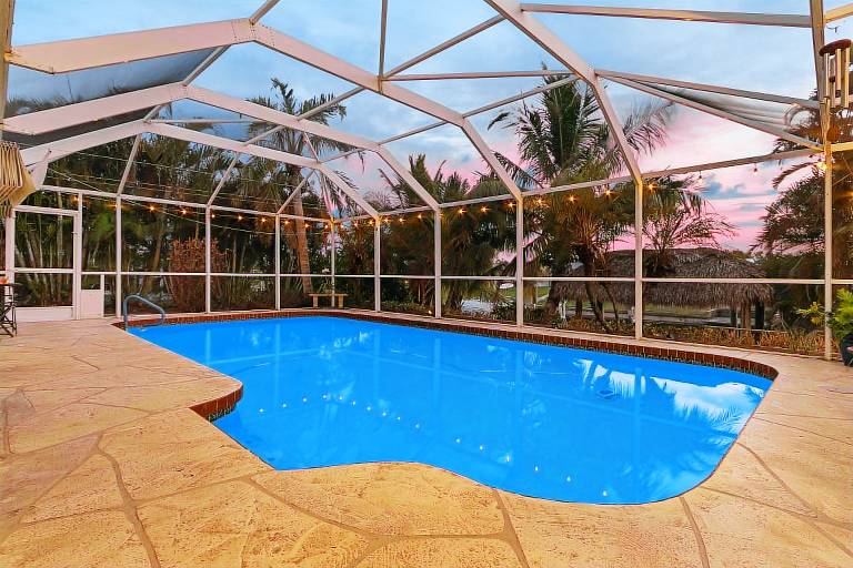 OH! What a Villa - Sunsets, Saltwater Pool, Hot tub, Tiki Hut, Dock - Villa Coastal Cottage- Roelens — photo 3