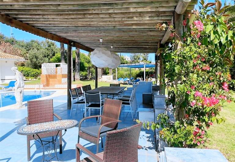 Villa with grill, patio & yard | Garden view — photo 3