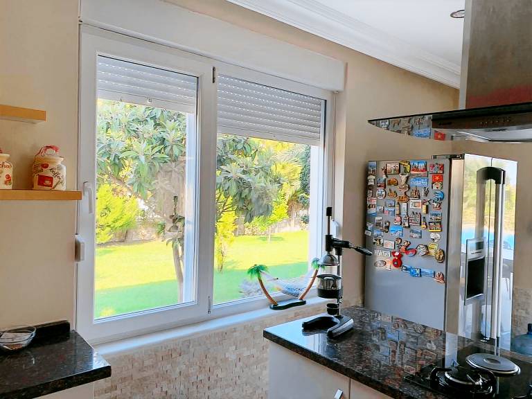 Vacation home with barbeque, private pool & yard | Pet-friendly — photo 3