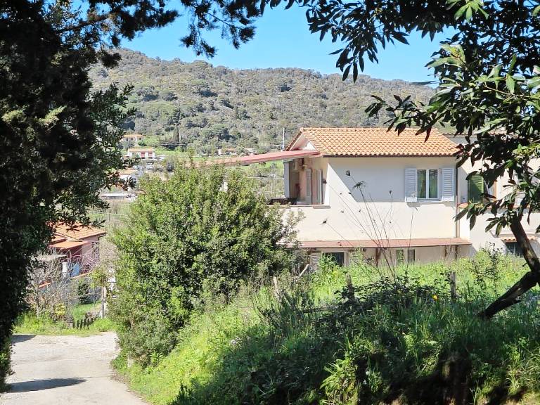Rental apartment with barbeque & yard in Portoferraio