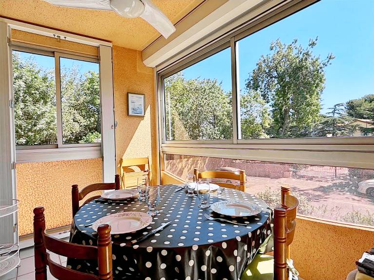 Seaside Apartment with Pool, 100m from Beach – Sleeps 4, Pet Friendly, Parking Included — photo 2
