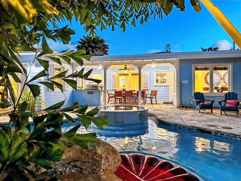 Family-oriented beautiful house with barbeque, private pool & hot tub | Water view | Pet-friendly — photo 5
