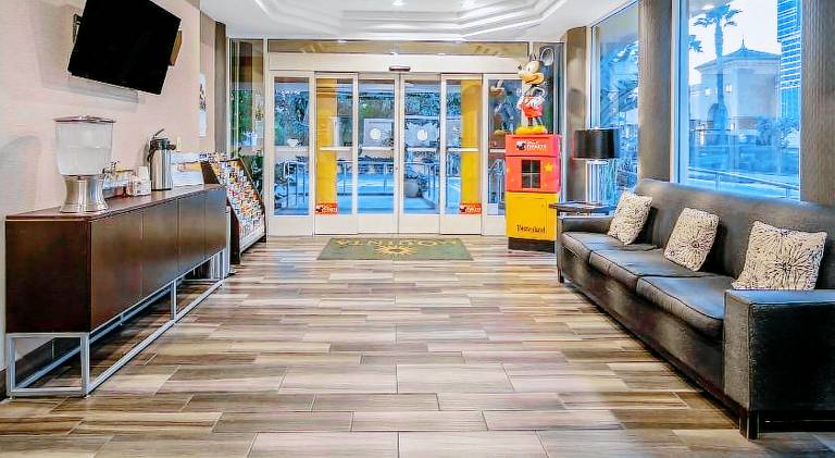 La Quinta Inn & Suites by Wyndham Anaheim — photo 5
