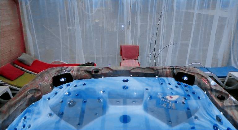 Vacation home with jacuzzi — photo 4