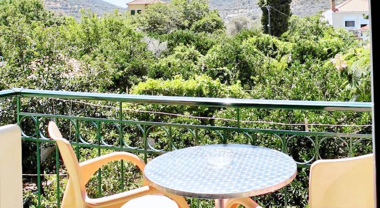 Holiday apartment with yard & terrace — photo 4