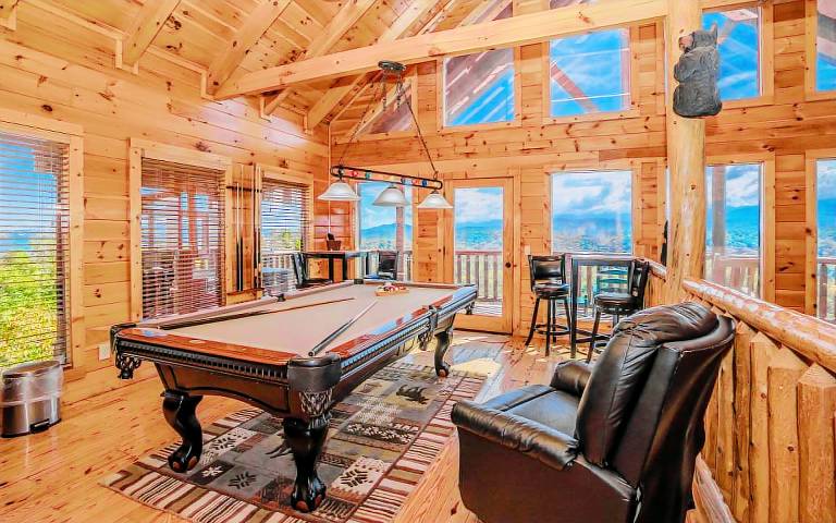 Cabin with jacuzzi, barbeque & pool | Mountain view — photo 3