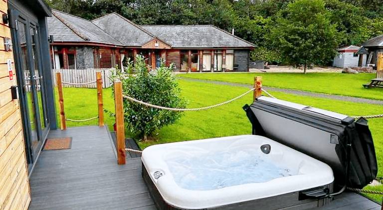Lodge with terrace & jacuzzi — photo 4